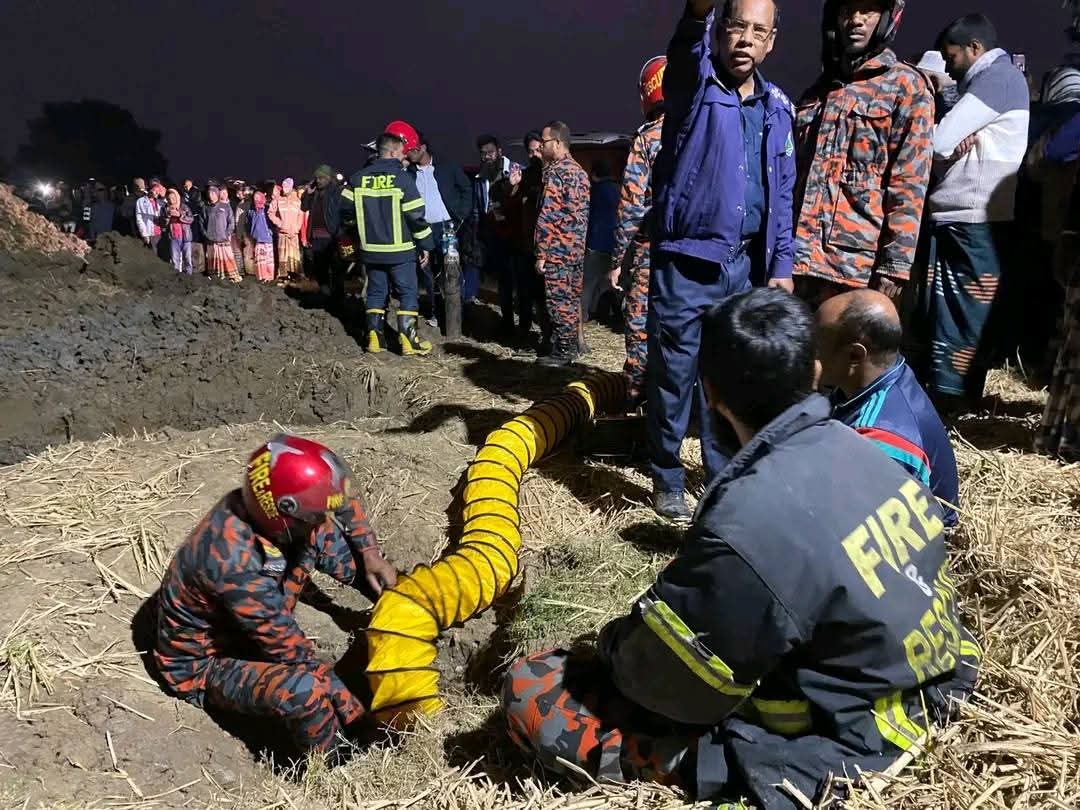 রাজশাহীর তানোরে পরিত্যক্ত নলকূপে দুই বছরের শিশু আটকা, চলছে মরিয়া উদ্ধার অভিযান